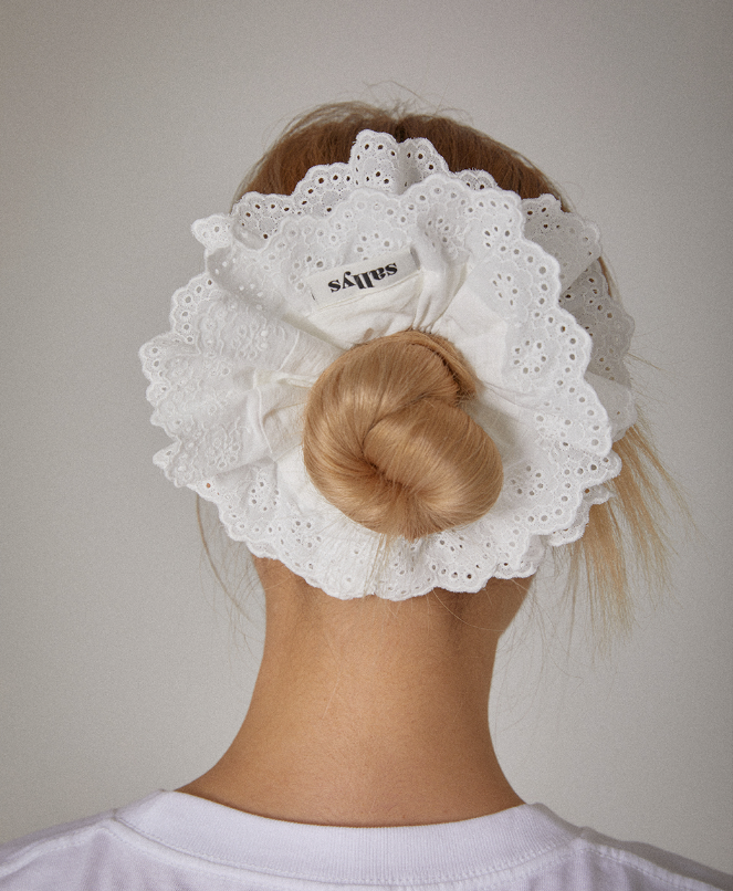 THESALLYSLAW - FLARE LACE SCRUNCHIES