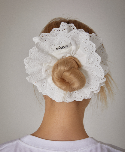 THESALLYSLAW - FLARE LACE SCRUNCHIES 